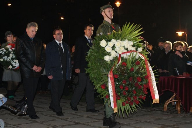 Odsłonięcie pomnika ku czci ofiar komunizmu - zdjęcie #10 - eOstroleka.pl
