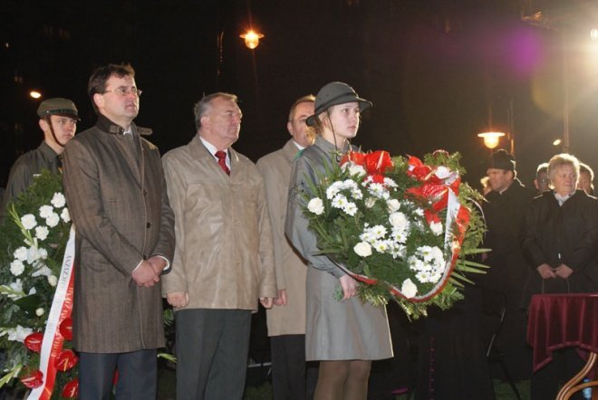 Odsłonięcie pomnika ku czci ofiar komunizmu - zdjęcie #9 - eOstroleka.pl