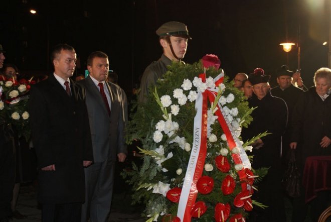 Odsłonięcie pomnika ku czci ofiar komunizmu - zdjęcie #7 - eOstroleka.pl