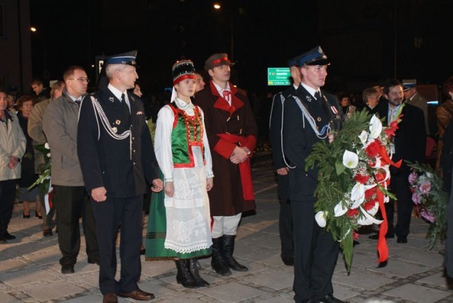 Odsłonięcie pomnika ku czci ofiar komunizmu - zdjęcie #2 - eOstroleka.pl