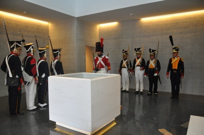 Szczątki prawie 100 żołnierzy spoczęły w ostrołęckim mauzoleum [20.IV.2012] - zdjęcie #6 - eOstroleka.pl