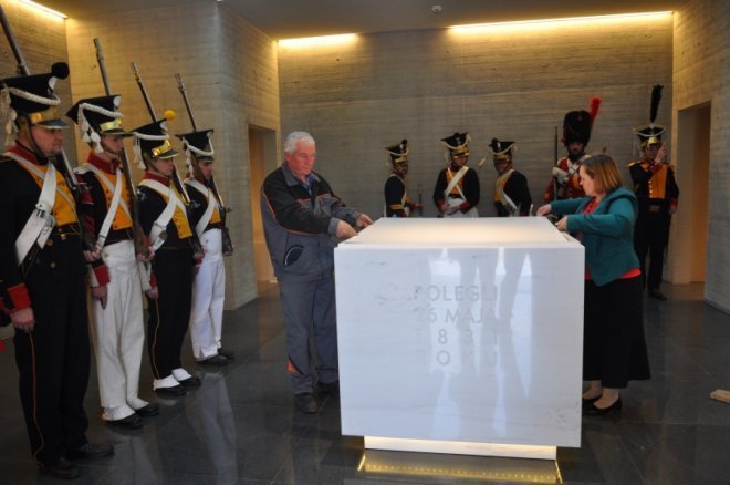 Szczątki prawie 100 żołnierzy spoczęły w ostrołęckim mauzoleum [20.IV.2012] - zdjęcie #10 - eOstroleka.pl