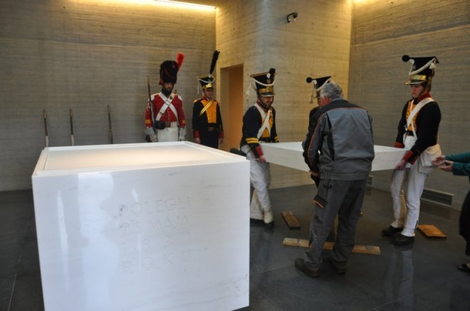Szczątki prawie 100 żołnierzy spoczęły w ostrołęckim mauzoleum [20.IV.2012] - zdjęcie #11 - eOstroleka.pl