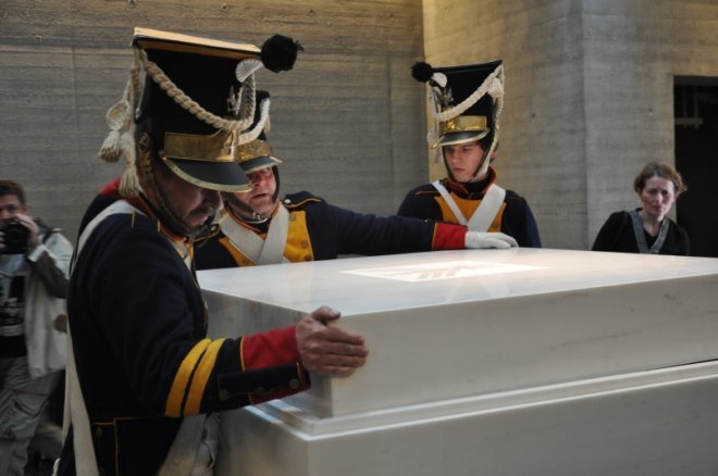 Szczątki prawie 100 żołnierzy spoczęły w ostrołęckim mauzoleum [20.IV.2012] - zdjęcie #12 - eOstroleka.pl