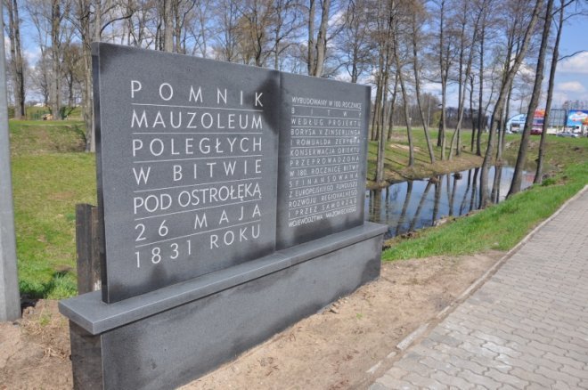 Pomnik Mauzoleum otwarty dla zwiedzających [24.IV.2012] - zdjęcie #22 - eOstroleka.pl