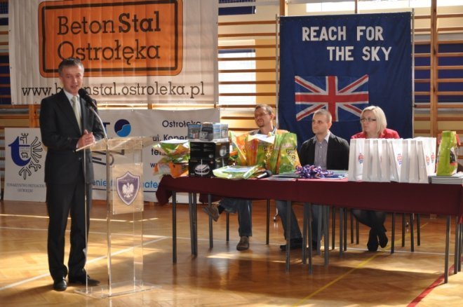 Uroczystość rozdania nagród zwycięzcom IV konkursu Reach for the sky w SP6 [25.IV.2012] - zdjęcie #33 - eOstroleka.pl