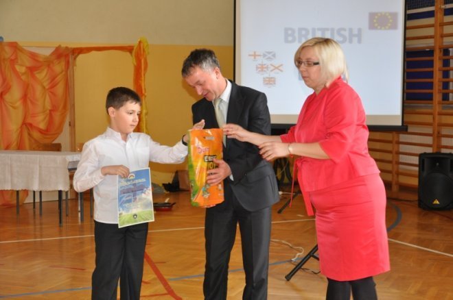 Uroczystość rozdania nagród zwycięzcom IV konkursu Reach for the sky w SP6 [25.IV.2012] - zdjęcie #29 - eOstroleka.pl