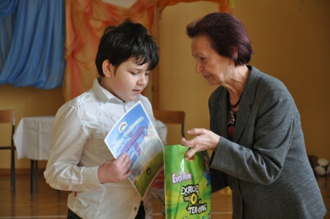 Uroczystość rozdania nagród zwycięzcom IV konkursu Reach for the sky w SP6 [25.IV.2012] - zdjęcie #16 - eOstroleka.pl