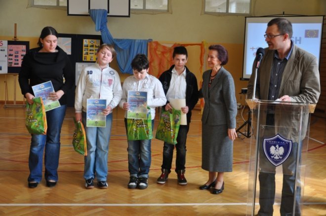 Uroczystość rozdania nagród zwycięzcom IV konkursu Reach for the sky w SP6 [25.IV.2012] - zdjęcie #15 - eOstroleka.pl