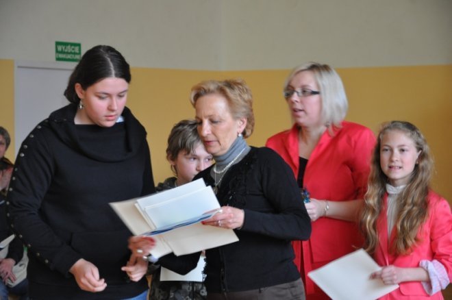 Uroczystość rozdania nagród zwycięzcom IV konkursu Reach for the sky w SP6 [25.IV.2012] - zdjęcie #12 - eOstroleka.pl
