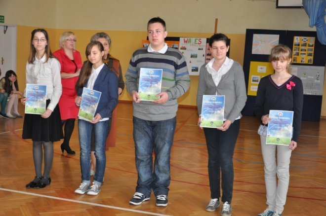 Uroczystość rozdania nagród zwycięzcom IV konkursu Reach for the sky w SP6 [25.IV.2012] - zdjęcie #10 - eOstroleka.pl