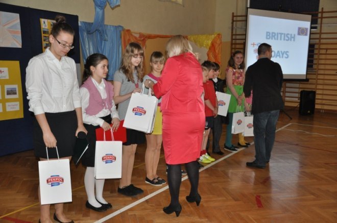 Uroczystość rozdania nagród zwycięzcom IV konkursu Reach for the sky w SP6 [25.IV.2012] - zdjęcie #1 - eOstroleka.pl