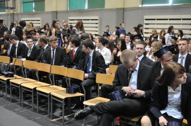 Zakończenie roku szkolnego klas trzecich w III LO [26.IV.2012] - zdjęcie #35 - eOstroleka.pl