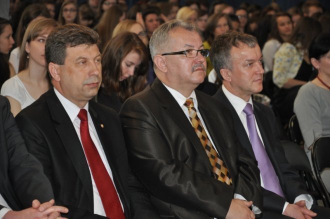 Zakończenia roku szkolnego ostrołęckich maturzystów [27.IV.2012] - zdjęcie #118 - eOstroleka.pl
