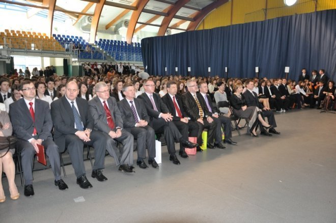 Zakończenia roku szkolnego ostrołęckich maturzystów [27.IV.2012] - zdjęcie #4 - eOstroleka.pl