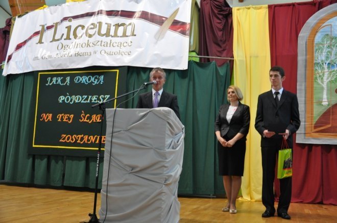 Zakończenia roku szkolnego ostrołęckich maturzystów [27.IV.2012] - zdjęcie #8 - eOstroleka.pl