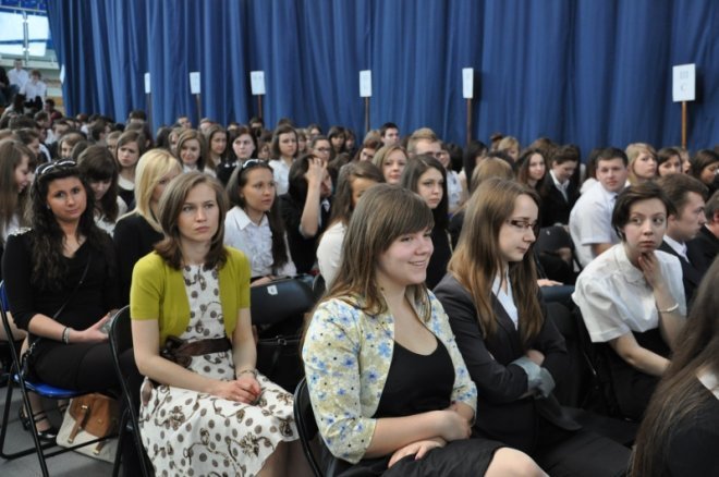 Zakończenia roku szkolnego ostrołęckich maturzystów [27.IV.2012] - zdjęcie #107 - eOstroleka.pl