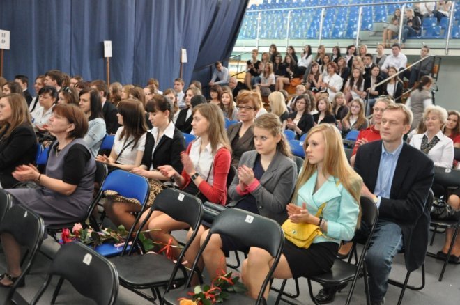 Zakończenia roku szkolnego ostrołęckich maturzystów [27.IV.2012] - zdjęcie #16 - eOstroleka.pl