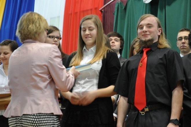 Zakończenia roku szkolnego ostrołęckich maturzystów [27.IV.2012] - zdjęcie #82 - eOstroleka.pl