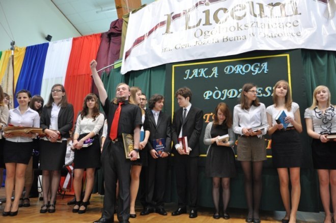 Zakończenia roku szkolnego ostrołęckich maturzystów [27.IV.2012] - zdjęcie #38 - eOstroleka.pl