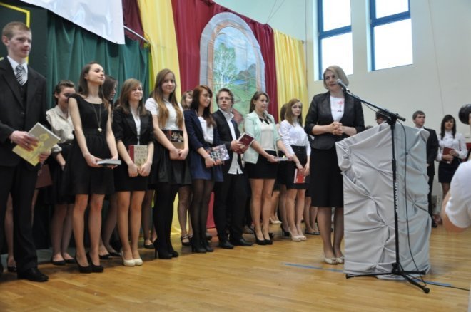 Zakończenia roku szkolnego ostrołęckich maturzystów [27.IV.2012] - zdjęcie #79 - eOstroleka.pl