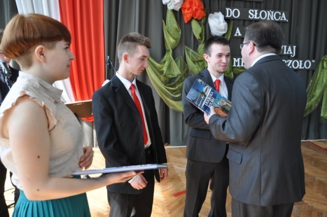 Zakończenia roku szkolnego ostrołęckich maturzystów [27.IV.2012] - zdjęcie #61 - eOstroleka.pl