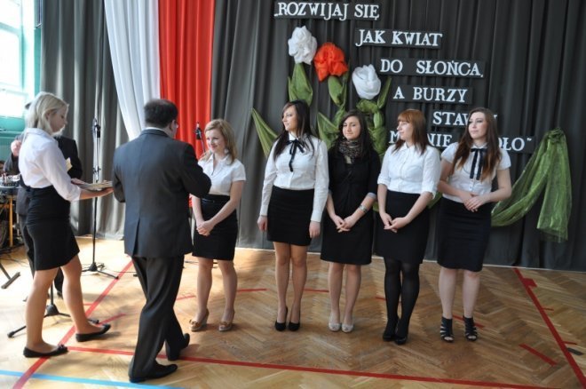 Zakończenia roku szkolnego ostrołęckich maturzystów [27.IV.2012] - zdjęcie #55 - eOstroleka.pl