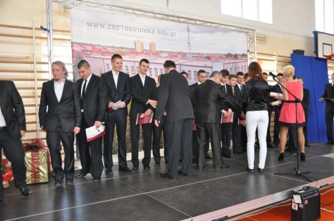 Zakończenia roku szkolnego ostrołęckich maturzystów [27.IV.2012] - zdjęcie #49 - eOstroleka.pl