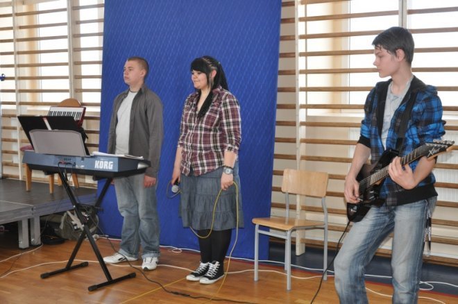 Zakończenia roku szkolnego ostrołęckich maturzystów [27.IV.2012] - zdjęcie #46 - eOstroleka.pl