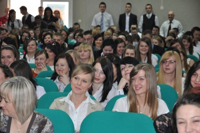 Zakończenia roku szkolnego ostrołęckich maturzystów [27.IV.2012] - zdjęcie #41 - eOstroleka.pl