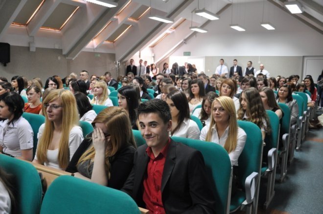 Zakończenia roku szkolnego ostrołęckich maturzystów [27.IV.2012] - zdjęcie #35 - eOstroleka.pl