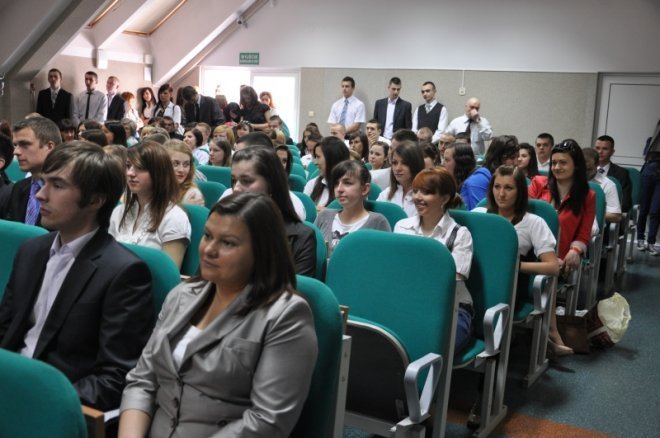 Zakończenia roku szkolnego ostrołęckich maturzystów [27.IV.2012] - zdjęcie #34 - eOstroleka.pl