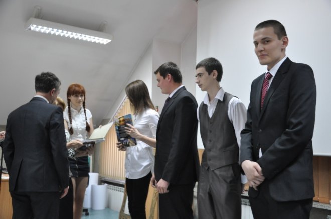 Zakończenia roku szkolnego ostrołęckich maturzystów [27.IV.2012] - zdjęcie #25 - eOstroleka.pl