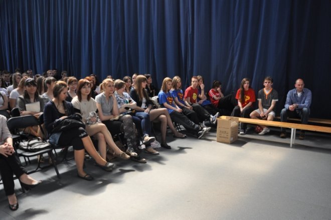 Zakończenia roku szkolnego ostrołęckich maturzystów [27.IV.2012] - zdjęcie #21 - eOstroleka.pl