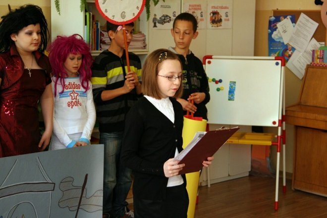 Spektakl uczniowie z SP 5 w przedszkolach - zdjęcie #1 - eOstroleka.pl