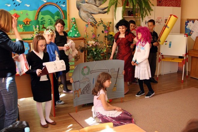 Spektakl uczniowie z SP 5 w przedszkolach - zdjęcie #2 - eOstroleka.pl