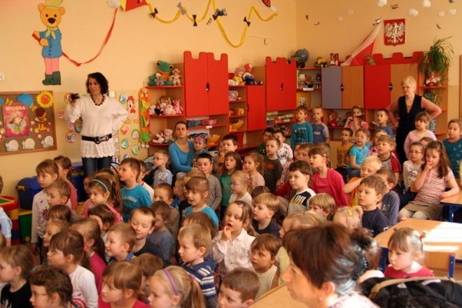 Spektakl uczniowie z SP 5 w przedszkolach - zdjęcie #4 - eOstroleka.pl