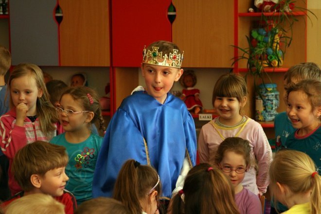 Spektakl uczniowie z SP 5 w przedszkolach - zdjęcie #5 - eOstroleka.pl