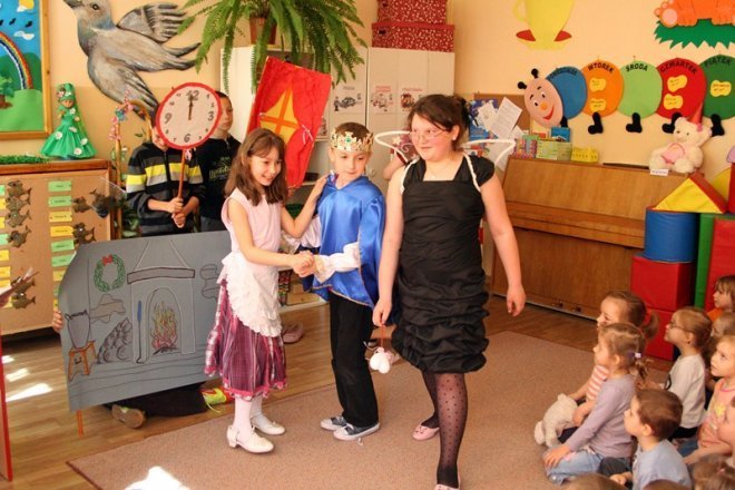 Spektakl uczniowie z SP 5 w przedszkolach - zdjęcie #6 - eOstroleka.pl