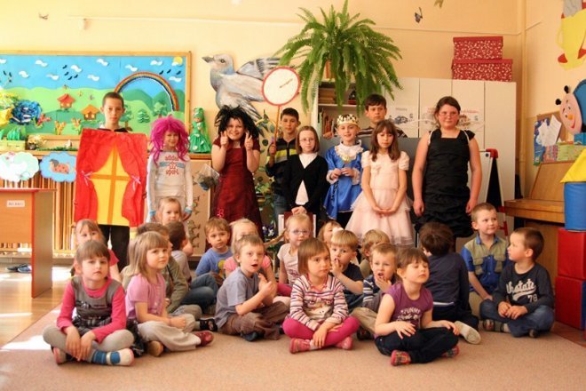 Spektakl uczniowie z SP 5 w przedszkolach - zdjęcie #8 - eOstroleka.pl