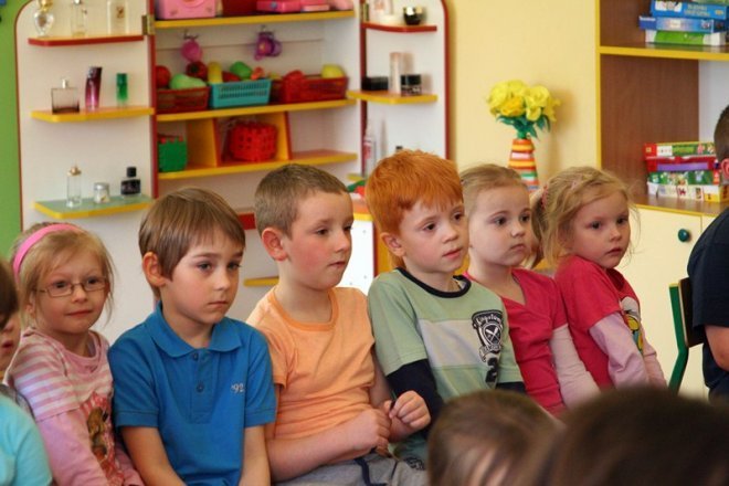 Spektakl uczniowie z SP 5 w przedszkolach - zdjęcie #10 - eOstroleka.pl