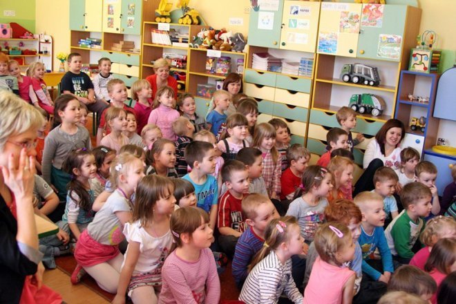 Spektakl uczniowie z SP 5 w przedszkolach - zdjęcie #11 - eOstroleka.pl