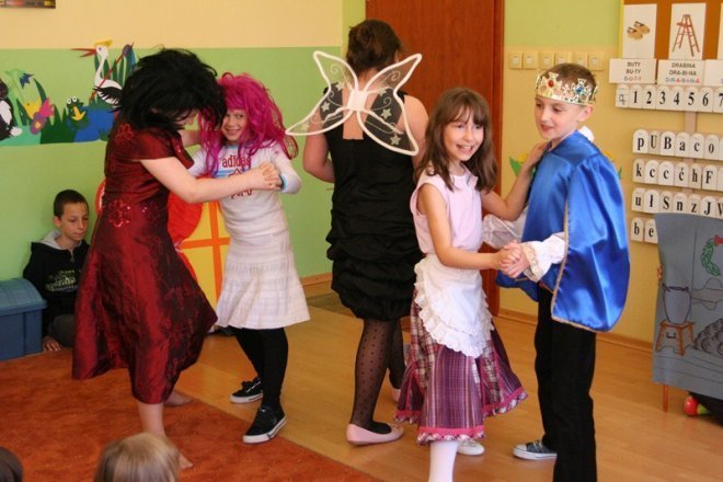 Spektakl uczniowie z SP 5 w przedszkolach - zdjęcie #12 - eOstroleka.pl
