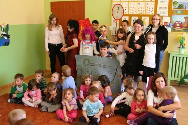 Spektakl uczniowie z SP 5 w przedszkolach - zdjęcie #13 - eOstroleka.pl