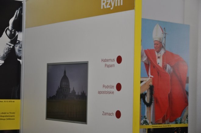 Mobilne muzeum Jana Pawła II odwiedziło Ostrołękę [3.V.2012] - zdjęcie #12 - eOstroleka.pl