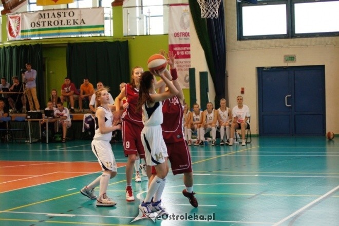 Półfinał MP Kobiet U-16: OSiR Trójka Żyrardów - MUKS Unia Basket Ostrołęka [26.05.2012] - zdjęcie #32 - eOstroleka.pl