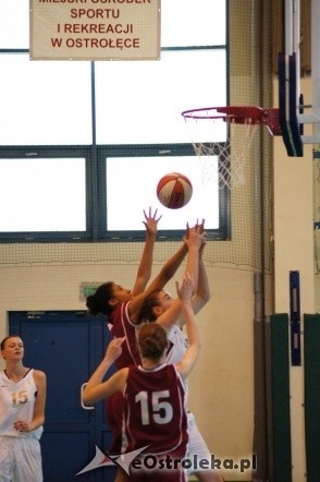 Półfinał MP Kobiet U-16: OSiR Trójka Żyrardów - MUKS Unia Basket Ostrołęka [26.05.2012] - zdjęcie #3 - eOstroleka.pl