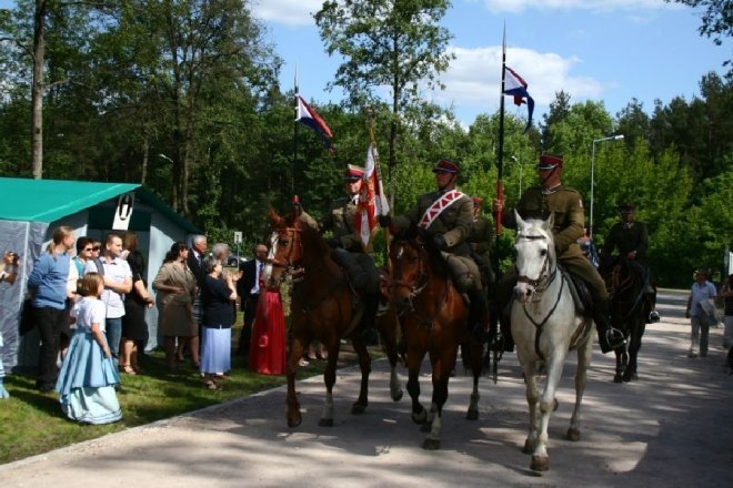 181 rocznica Bitwy pod Ostrołęką: Mauzoleum poległych w bitwie oficjalnie otwarte [26.V.2012] - zdjęcie #70 - eOstroleka.pl
