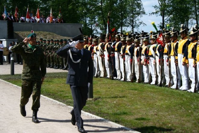 181 rocznica Bitwy pod Ostrołęką: Mauzoleum poległych w bitwie oficjalnie otwarte [26.V.2012] - zdjęcie #65 - eOstroleka.pl