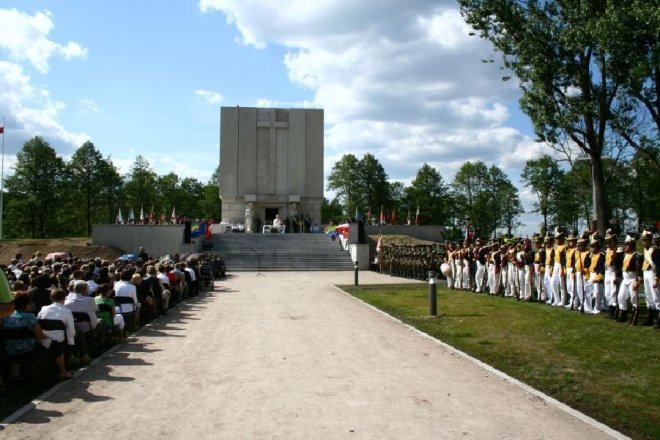 181 rocznica Bitwy pod Ostrołęką: Mauzoleum poległych w bitwie oficjalnie otwarte [26.V.2012] - zdjęcie #60 - eOstroleka.pl
